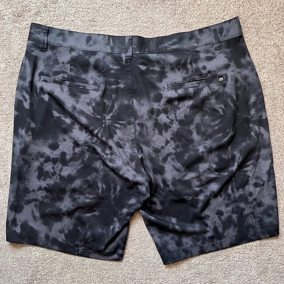 Mens Travis Mathew 9” Golf Shorts “Cosmic” Print Size 38 - Picture 2 of 7